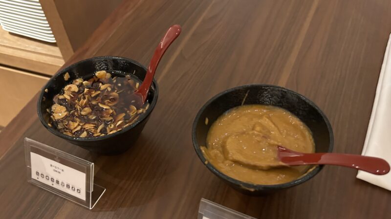 シェラトン・グランデ・トーキョーベイ・ホテルのシェラトンクラブ(クラブラウンジ)「イブニングカクテルサービス」食べるラー油、ピーナッツ坦々ソース
