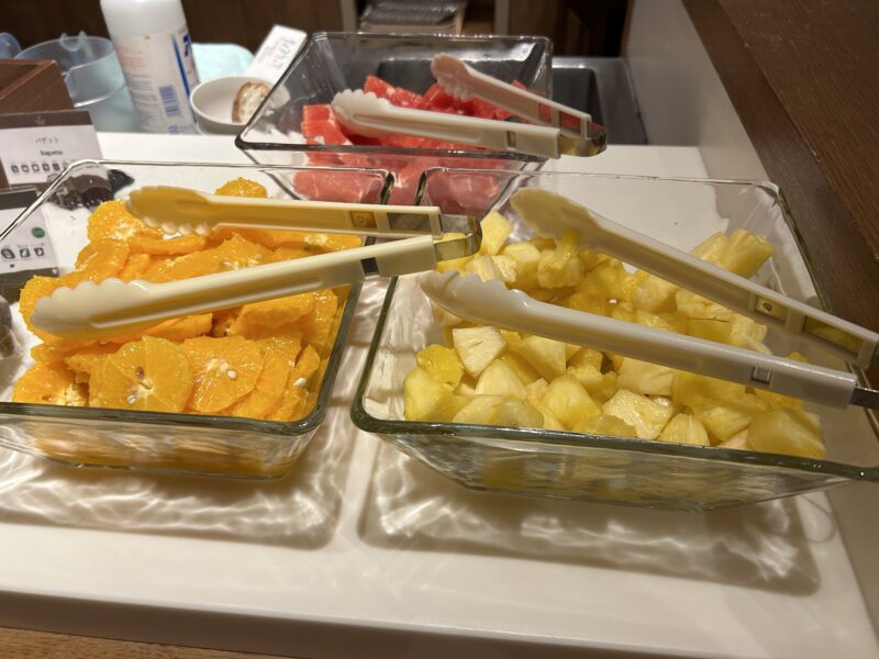 シェラトン・グランデ・トーキョーベイ・ホテルのシェラトンクラブ(クラブラウンジ)「イブニングカクテルサービス」スイカ、パイン、ピンクグレープフルーツ