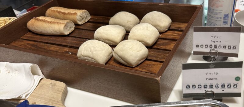 シェラトン・グランデ・トーキョーベイ・ホテルのシェラトンクラブ(クラブラウンジ)「イブニングカクテルサービス」バゲット、チャパタ