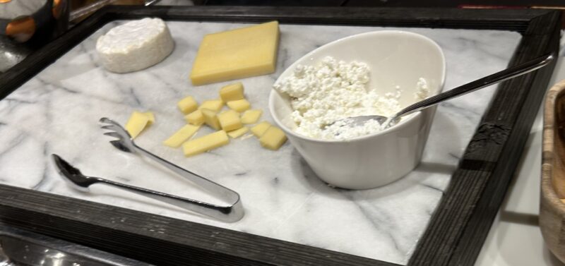 シェラトン・グランデ・トーキョーベイ・ホテルのシェラトンクラブ(クラブラウンジ)「イブニングカクテルサービス」チーズ