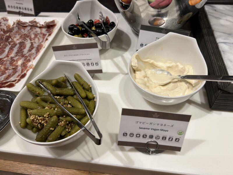 シェラトン・グランデ・トーキョーベイ・ホテルのシェラトンクラブ(クラブラウンジ)「イブニングカクテルサービス」ゴマビーガンマヨネーズ、オリーブマリネ&セミドライトマト