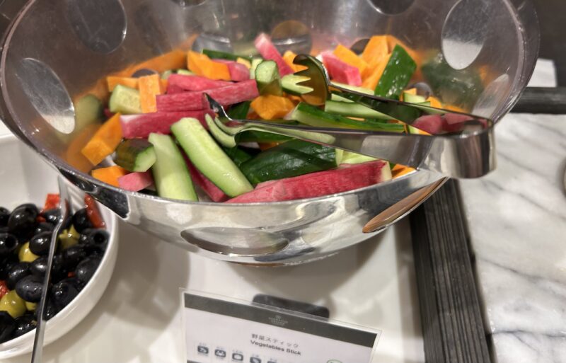シェラトン・グランデ・トーキョーベイ・ホテルのシェラトンクラブ(クラブラウンジ)「イブニングカクテルサービス」野菜スティック