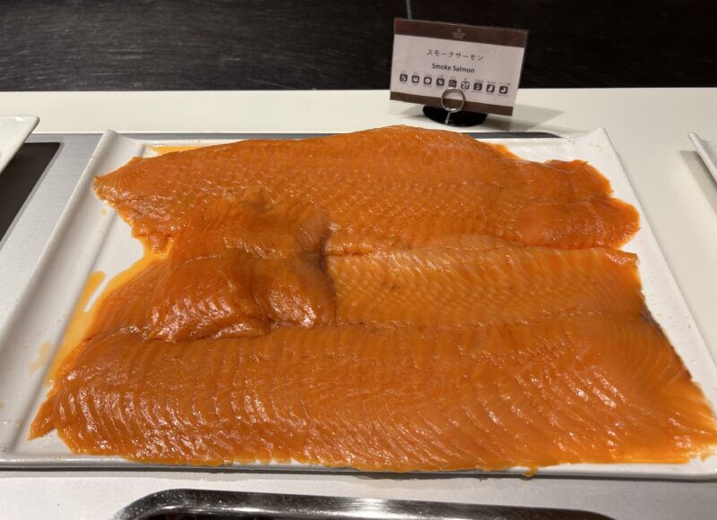 シェラトン・グランデ・トーキョーベイ・ホテルのシェラトンクラブ(クラブラウンジ)「イブニングカクテルサービス」スモークサーモン