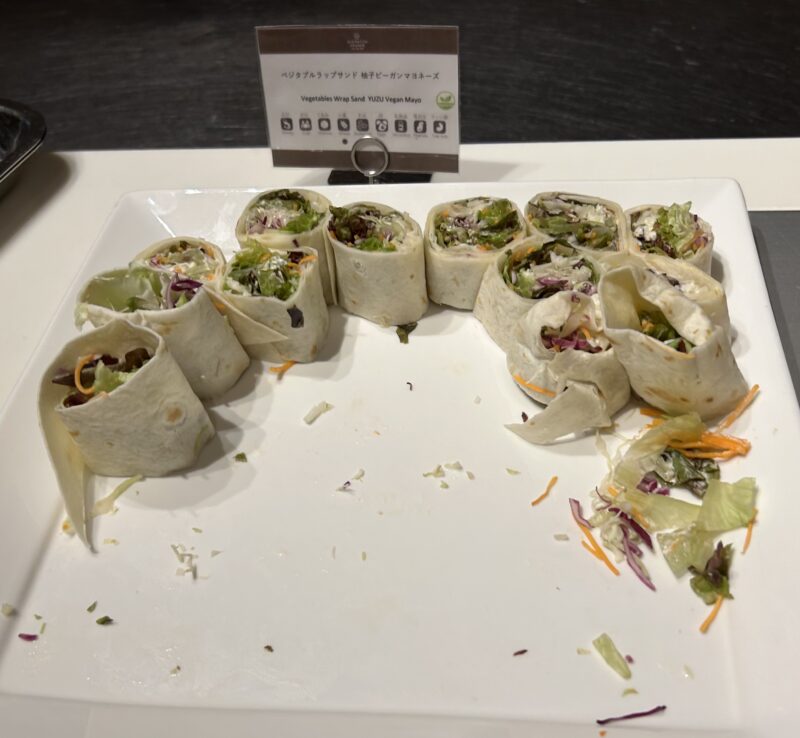 シェラトン・グランデ・トーキョーベイ・ホテルのシェラトンクラブ(クラブラウンジ)「イブニングカクテルサービス」ベジタブルラップサンド 柚子ビーガンマヨネーズ