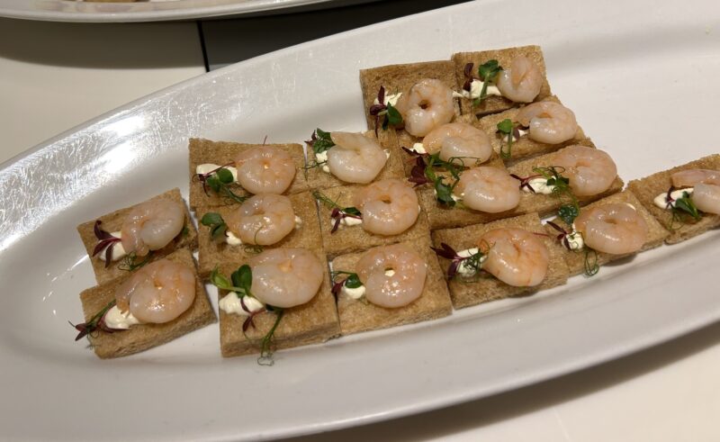 シェラトン・グランデ・トーキョーベイ・ホテルのシェラトンクラブ(クラブラウンジ)「イブニングカクテルサービス」シュリンプマリネ 山葵クリーム ホールウィート(全粒粉)