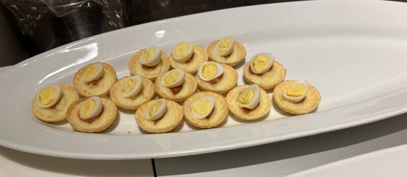 シェラトン・グランデ・トーキョーベイ・ホテルのシェラトンクラブ(クラブラウンジ)「イブニングカクテルサービス」うずらの卵 ミートソースとマッシュポテト タルトレット