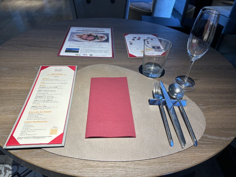 ザ ストリングス 表参道「TAVERN by the green(タバーン・バイ ザ グリーン)」ルビーエレガンスクリスマスアフタヌーンティー ミニアフタヌーンティー付コース お席1