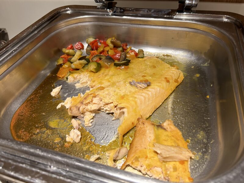 シェラトン・グランデ・トーキョーベイ・ホテルのシェラトンクラブ(クラブラウンジ)「イブニングカクテルサービス」ローストサーモン サフランソース