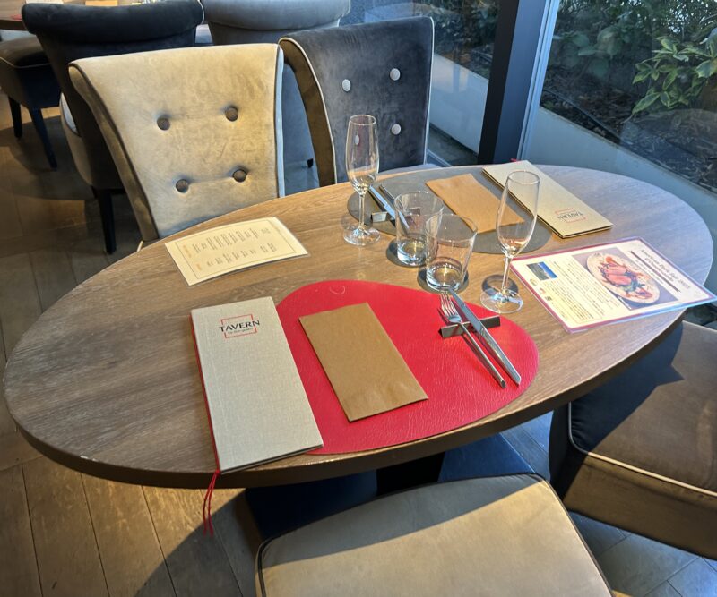 ザ ストリングス 表参道「TAVERN by the green(タバーン・バイ ザ グリーン)」ルビーエレガンスクリスマスアフタヌーンティー ミニアフタヌーンティー付コース お席2