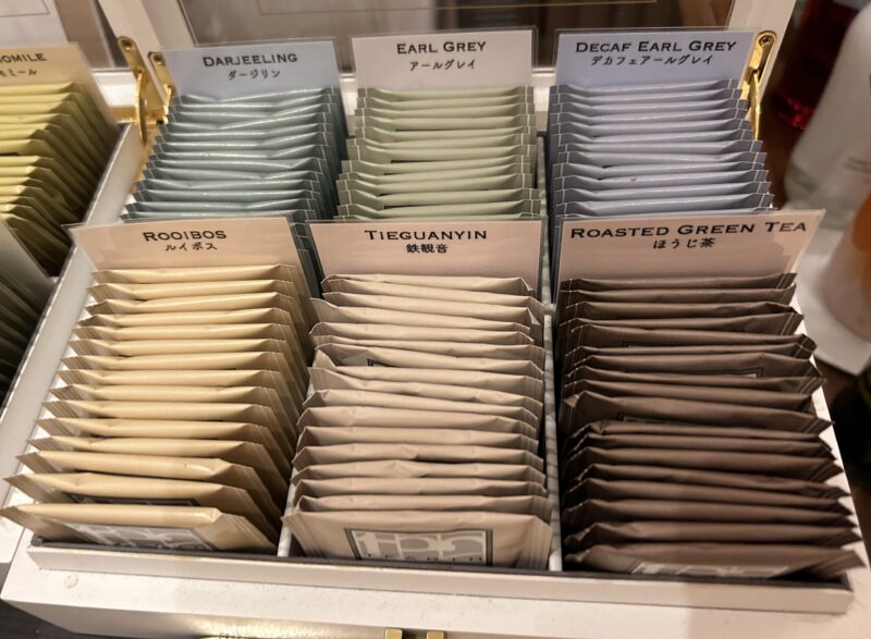 シェラトン・グランデ・トーキョーベイ・ホテルのシェラトンクラブ(クラブラウンジ)「イブニングカクテルサービス」TEARTH(ティーアース)の紅茶1