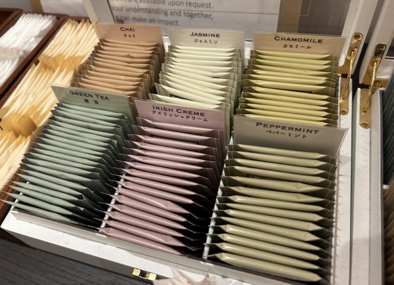 シェラトン・グランデ・トーキョーベイ・ホテルのシェラトンクラブ(クラブラウンジ)「イブニングカクテルサービス」TEARTH(ティーアース)の紅茶2