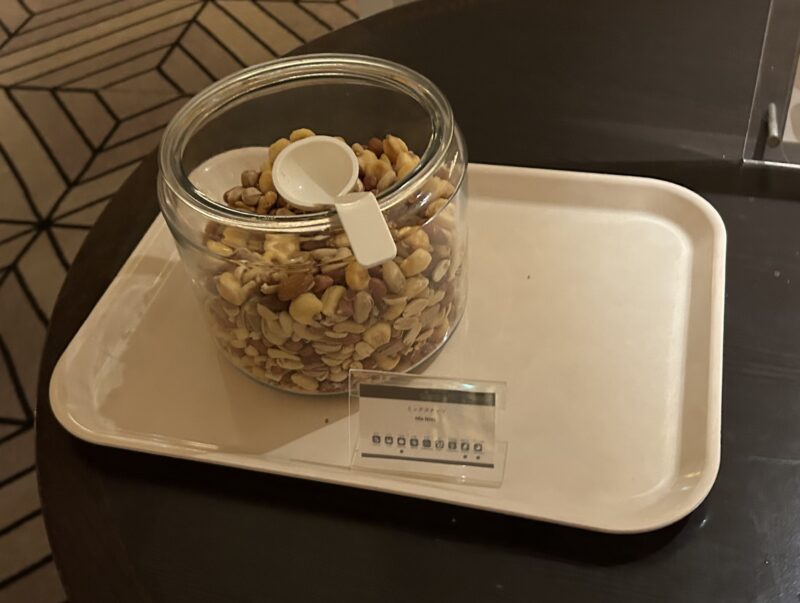 シェラトン・グランデ・トーキョーベイ・ホテルのシェラトンクラブ(クラブラウンジ)「オールデイドリンクサービス」ミックスナッツ