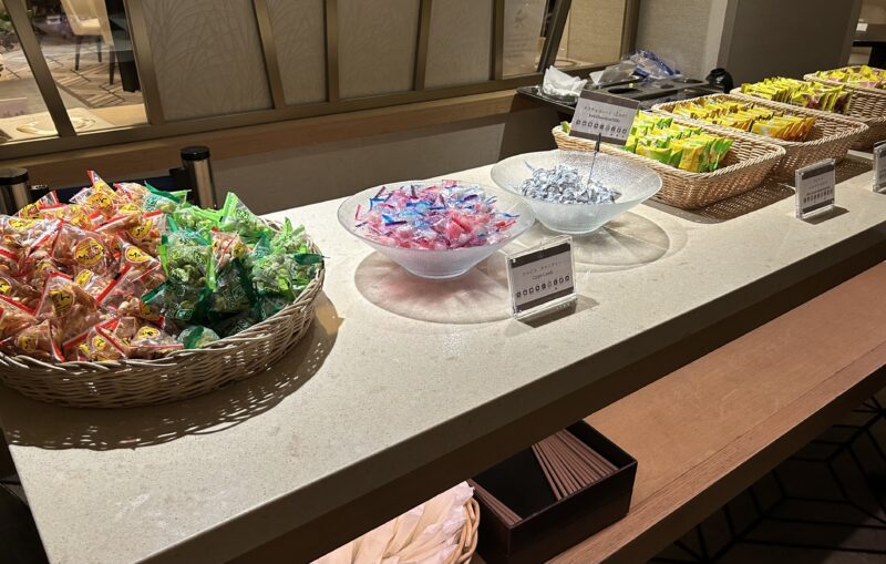 シェラトン・グランデ・トーキョーベイ・ホテルのシェラトンクラブ(クラブラウンジ)「オールデイドリンクサービス」スナック