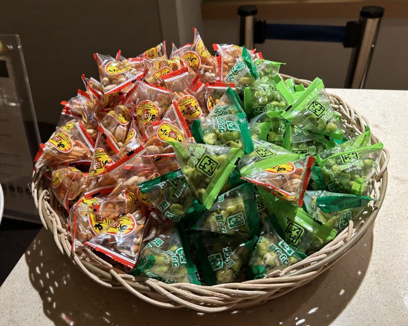 シェラトン・グランデ・トーキョーベイ・ホテルのシェラトンクラブ(クラブラウンジ)「オールデイドリンクサービス」各種おつまみ