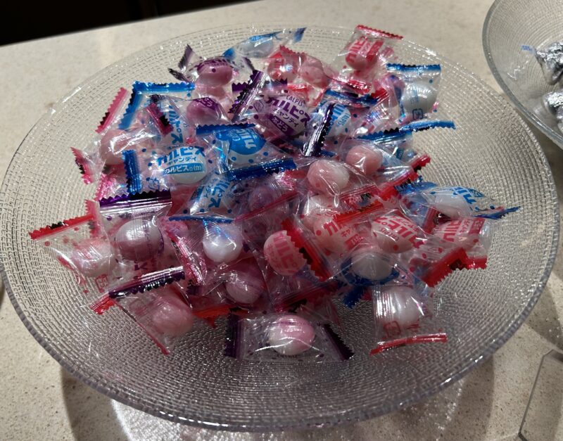 シェラトン・グランデ・トーキョーベイ・ホテルのシェラトンクラブ(クラブラウンジ)「オールデイドリンクサービス」カルピスキャンディ