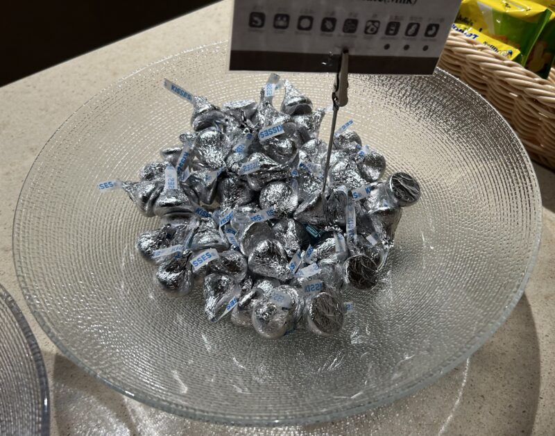 シェラトン・グランデ・トーキョーベイ・ホテルのシェラトンクラブ(クラブラウンジ)「オールデイドリンクサービス」キスチョコレート(ミルク)