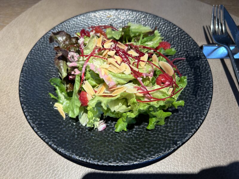 ザ ストリングス 表参道「TAVERN by the green(タバーン・バイ ザ グリーン)」ルビーエレガンスクリスマスアフタヌーンティー ミニアフタヌーンティー付コース サラダ(ラズベリーとビーツのジュエリーサラダ ビーツシーザードレッシング アーモンドスライス チーズ)