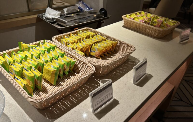 シェラトン・グランデ・トーキョーベイ・ホテルのシェラトンクラブ(クラブラウンジ)「オールデイドリンクサービス」ジュリーズ(Julie’s)のお菓子