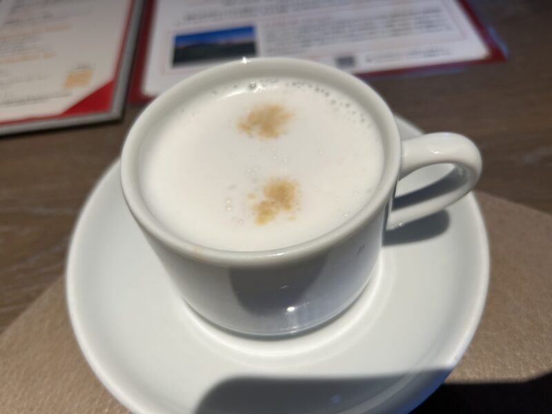 ザ ストリングス 表参道「TAVERN by the green(タバーン・バイ ザ グリーン)」ルビーエレガンスクリスマスアフタヌーンティー ミニアフタヌーンティー付コース カプチーノ