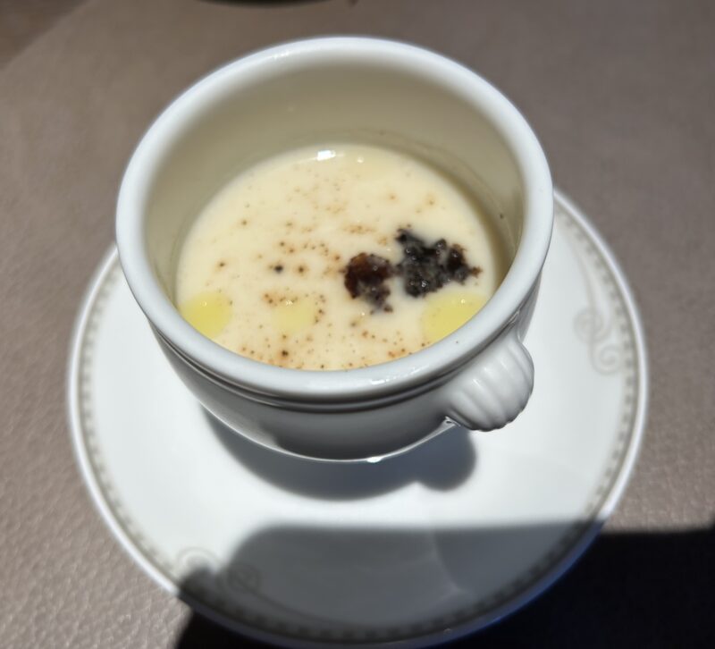 ザ ストリングス 表参道「TAVERN by the green(タバーン・バイ ザ グリーン)」ルビーエレガンスクリスマスアフタヌーンティー ミニアフタヌーンティー付コース スープ(ジャガイモとセロリラブのポタージュ トリュフの香りを添えて)