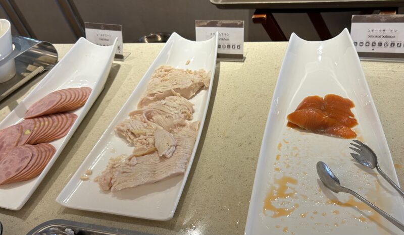 シェラトン・グランデ・トーキョーベイ・ホテルのシェラトンクラブ(クラブラウンジ)「朝食サービス」スモークサーモン、スチームチキン、コールドミート
