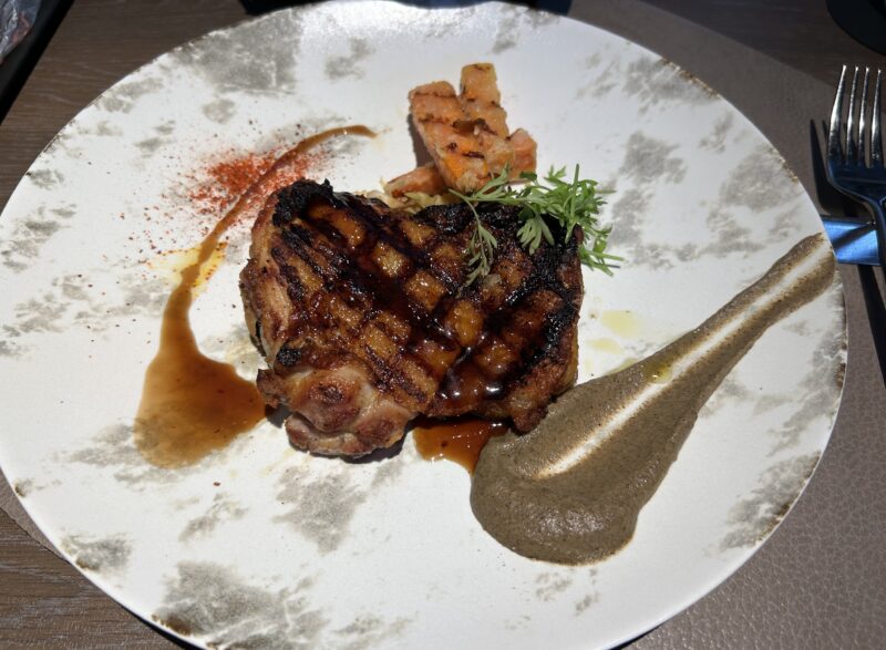 ザ ストリングス 表参道「TAVERN by the green(タバーン・バイ ザ グリーン)」ルビーエレガンスクリスマスアフタヌーンティー ミニアフタヌーンティー付コース 信玄鶏 腿肉 の バターミルクマリネ ザクロと ハリッサのソース ブラック ババガヌーシュ 人参の チーズロースト ピマンデスプレッド1