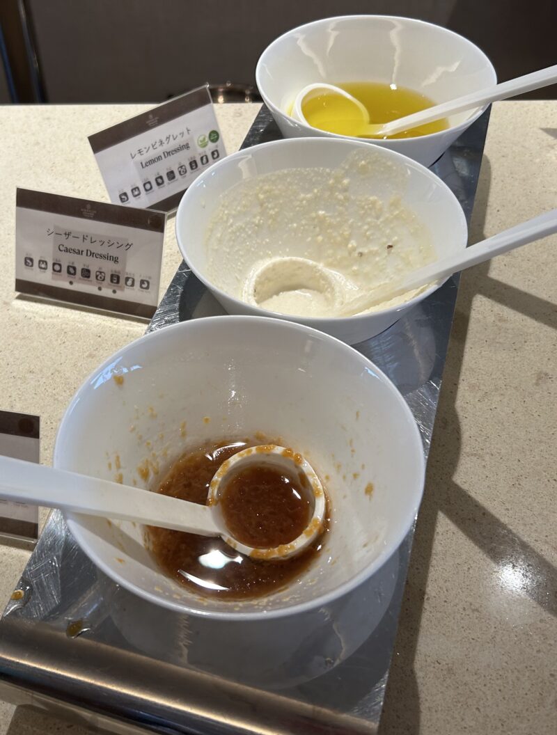 シェラトン・グランデ・トーキョーベイ・ホテルのシェラトンクラブ(クラブラウンジ)「朝食サービス」レモンビネグレット(レモン果汁を使ったドレッシング)、シーザードレッシング、和風ドレシング