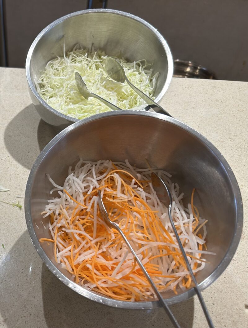 シェラトン・グランデ・トーキョーベイ・ホテルのシェラトンクラブ(クラブラウンジ)「朝食サービス」キャベツ、大根、にんじん