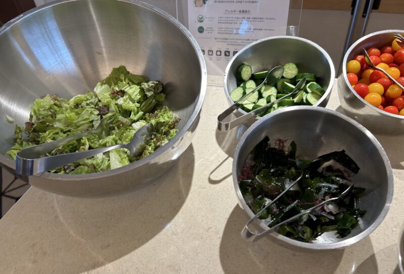 シェラトン・グランデ・トーキョーベイ・ホテルのシェラトンクラブ(クラブラウンジ)「朝食サービス」ミニトマト、きゅうり、わかめ、サラダ菜