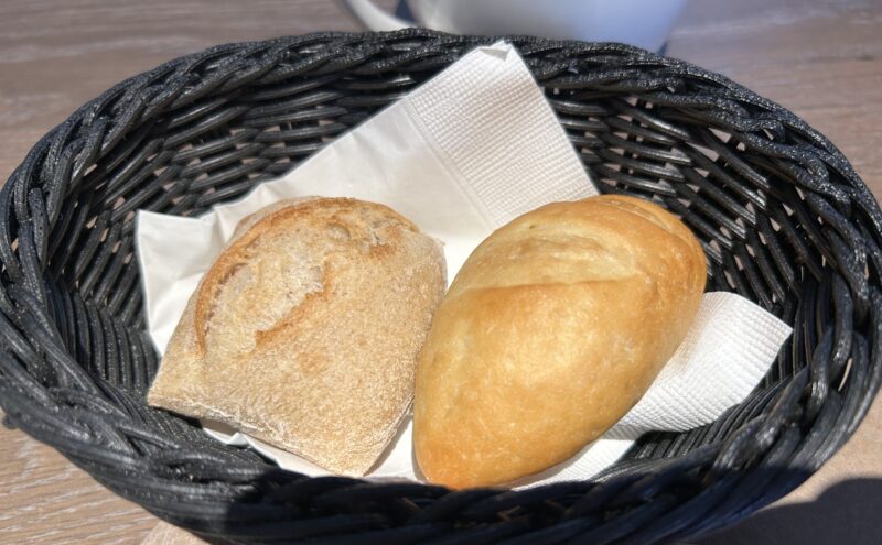 ザ ストリングス 表参道「TAVERN by the green(タバーン・バイ ザ グリーン)」ルビーエレガンスクリスマスアフタヌーンティー ミニアフタヌーンティー付コース パン 2種類