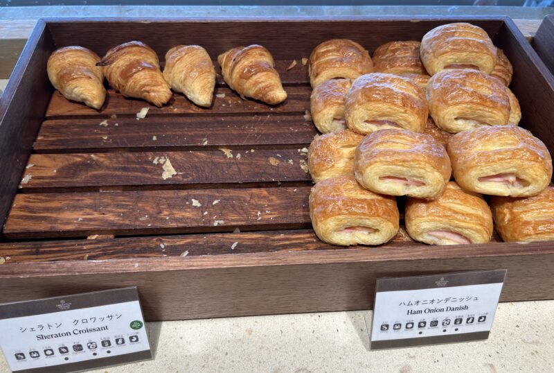 シェラトン・グランデ・トーキョーベイ・ホテルのシェラトンクラブ(クラブラウンジ)「朝食サービス」ハムオニオンデニッシュ、シェラトン クロワッサン