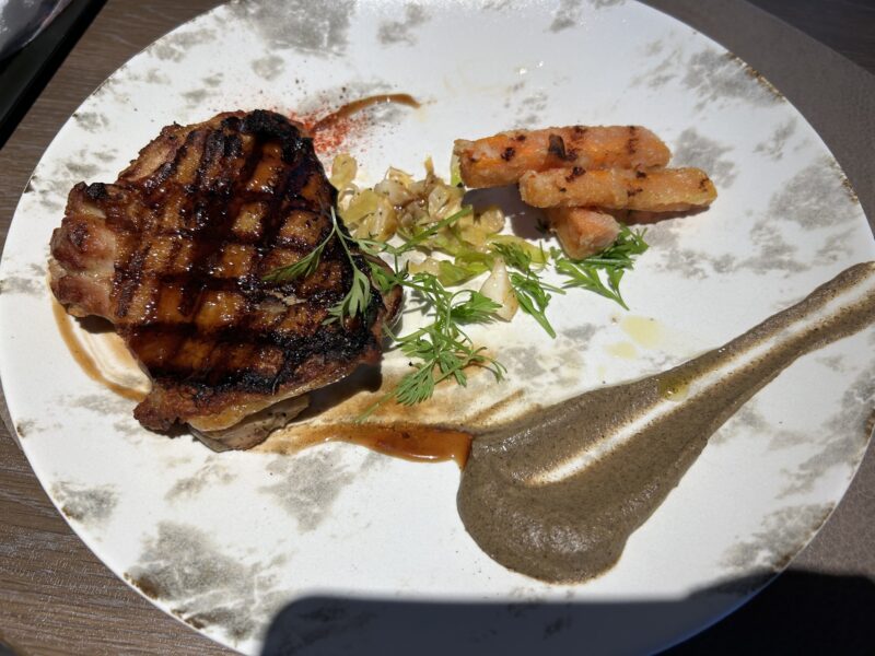 ザ ストリングス 表参道「TAVERN by the green(タバーン・バイ ザ グリーン)」ルビーエレガンスクリスマスアフタヌーンティー ミニアフタヌーンティー付コース 信玄鶏 腿肉 の バターミルクマリネ ザクロと ハリッサのソース ブラック ババガヌーシュ 人参の チーズロースト ピマンデスプレッド2