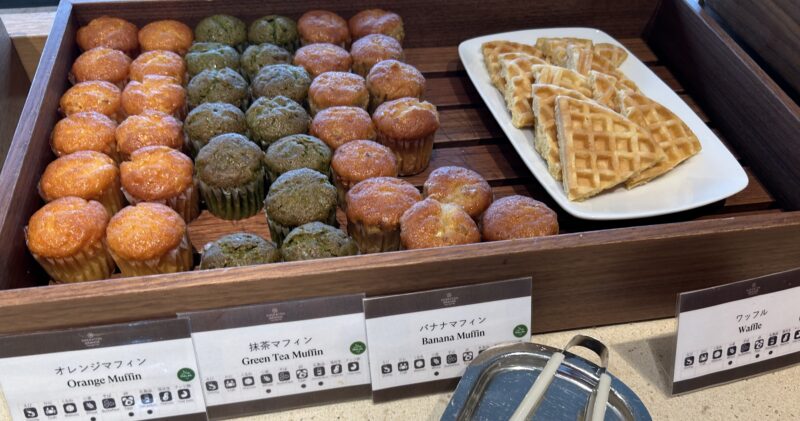 シェラトン・グランデ・トーキョーベイ・ホテルのシェラトンクラブ(クラブラウンジ)「朝食サービス」オレンジマフィン、抹茶マフィン、バナナマフィン、ワッフル