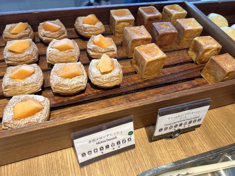 シェラトン・グランデ・トーキョーベイ・ホテルのシェラトンクラブ(クラブラウンジ)「朝食サービス」赤肉メロンデニッシュ、クリームキューブブリオッシュ ピーチ