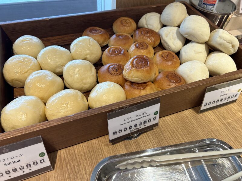 シェラトン・グランデ・トーキョーベイ・ホテルのシェラトンクラブ(クラブラウンジ)「朝食サービス」ソフトロール、レモン あんぱん、チャパタ