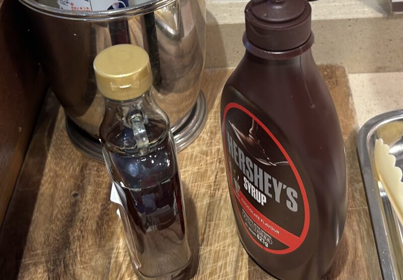 シェラトン・グランデ・トーキョーベイ・ホテルのシェラトンクラブ(クラブラウンジ)「朝食サービス」チョコレートソース、メープルシロップ