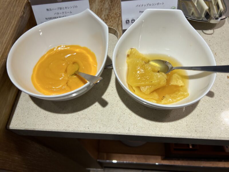 シェラトン・グランデ・トーキョーベイ・ホテルのシェラトンクラブ(クラブラウンジ)「朝食サービス」舞浜ハーブ卵とオレンジのバタークリーム、パイナップルコンポート