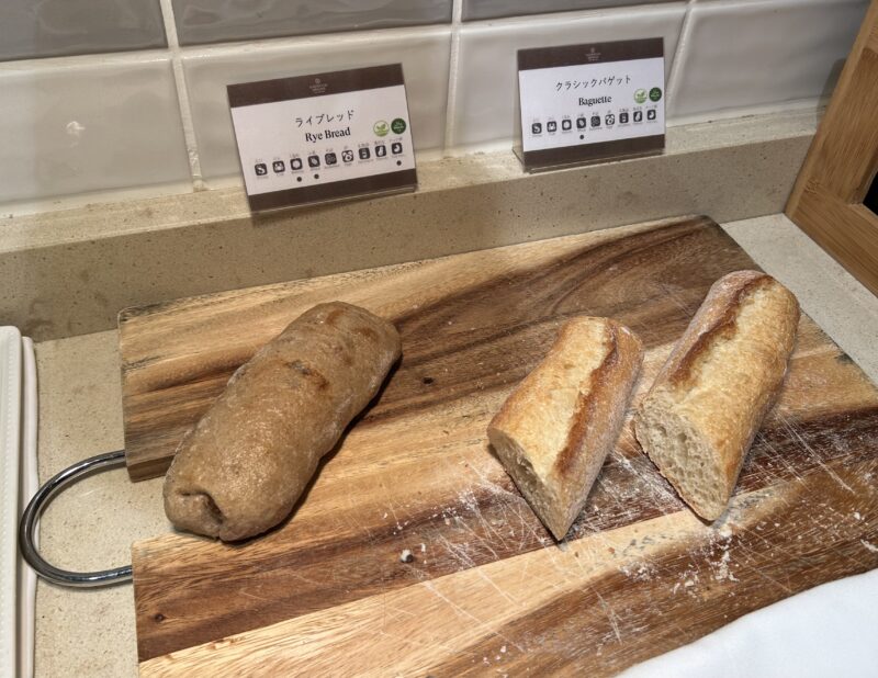 シェラトン・グランデ・トーキョーベイ・ホテルのシェラトンクラブ(クラブラウンジ)「朝食サービス」ライブレッド、クラシックバゲット