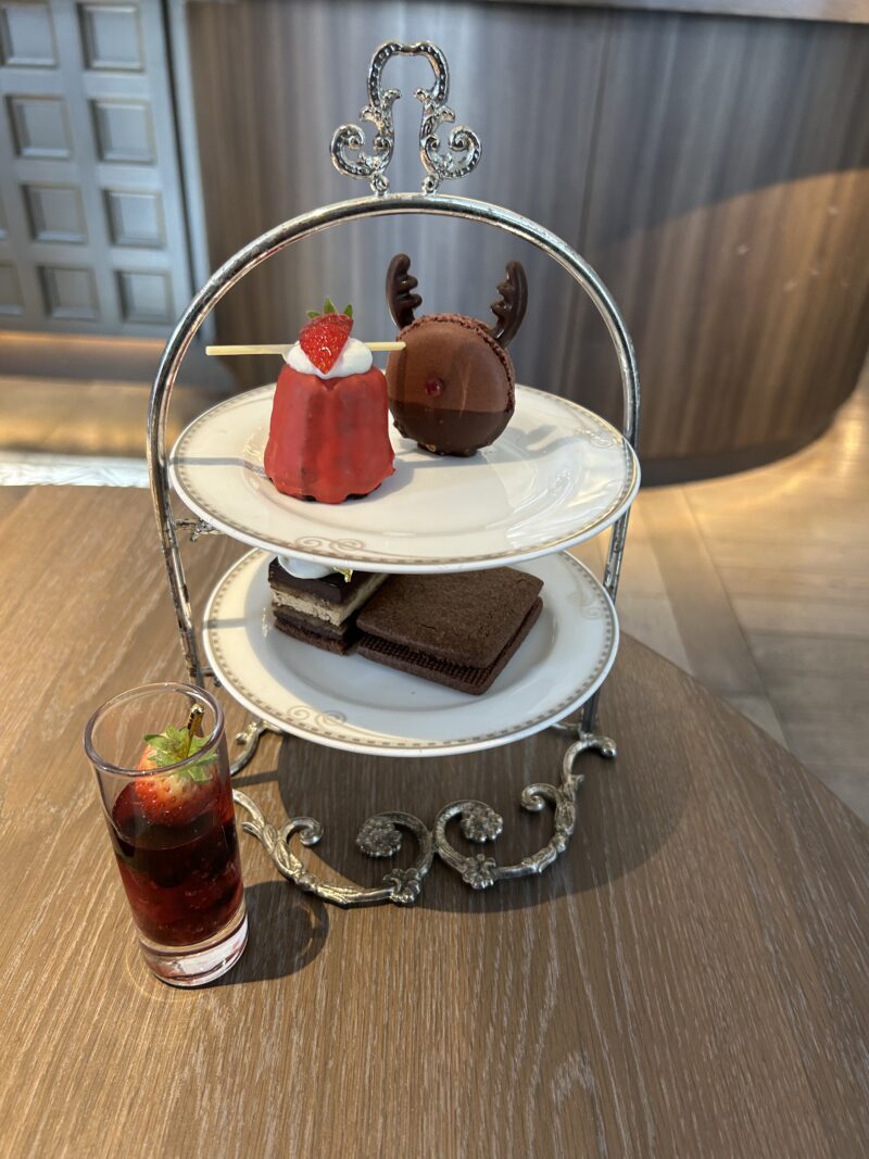 ザ ストリングス 表参道「TAVERN by the green(タバーン・バイ ザ グリーン)」ルビーエレガンスクリスマスアフタヌーンティー ミニアフタヌーンティー付コース デザート