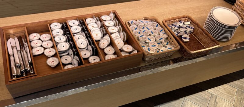 シェラトン・グランデ・トーキョーベイ・ホテルのシェラトンクラブ(クラブラウンジ)「朝食サービス」ストロベリージャム、ブルーベリージャム、ハニー、オレンジマーマレード、マーガリン、発酵バター