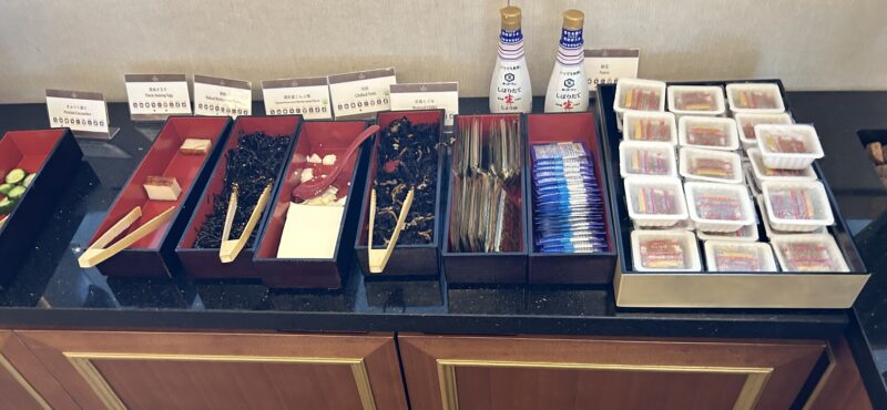 シェラトン・グランデ・トーキョーベイ・ホテルのシェラトンクラブ(クラブラウンジ)「朝食サービス」納豆、のり、京風ヒジキ、冷奴、浦安産こんぶ煮、薄かまぼこ