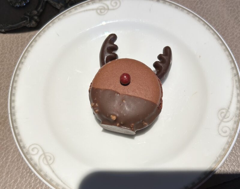 ザ ストリングス 表参道「TAVERN by the green(タバーン・バイ ザ グリーン)」ルビーエレガンスクリスマスアフタヌーンティー ミニアフタヌーンティー付コース クリスマストナカイマカロン1