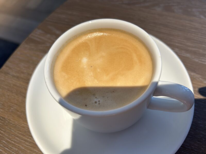 ザ ストリングス 表参道「TAVERN by the green(タバーン・バイ ザ グリーン)」ルビーエレガンスクリスマスアフタヌーンティー ミニアフタヌーンティー付コース カフェラテ