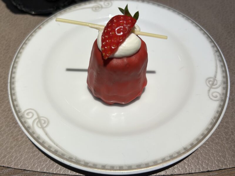 ザ ストリングス 表参道「TAVERN by the green(タバーン・バイ ザ グリーン)」ルビーエレガンスクリスマスアフタヌーンティー ミニアフタヌーンティー付コース ストロベリーカヌレ