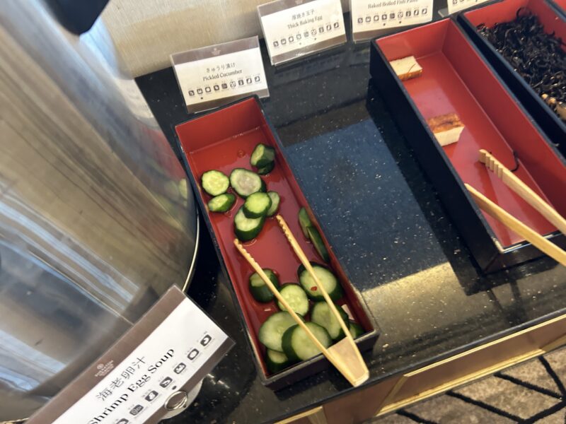 シェラトン・グランデ・トーキョーベイ・ホテルのシェラトンクラブ(クラブラウンジ)「朝食サービス」厚焼き玉子(補充中のようでした)、きゅうり漬け