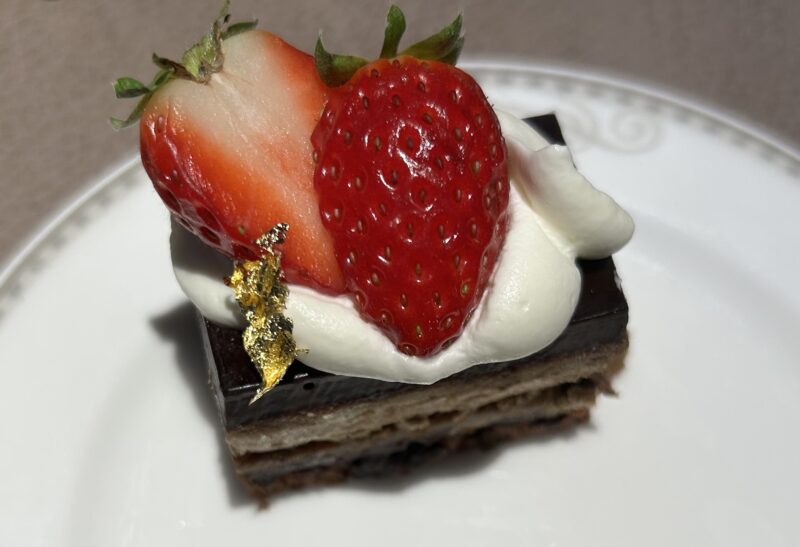 ザ ストリングス 表参道「TAVERN by the green(タバーン・バイ ザ グリーン)」ルビーエレガンスクリスマスアフタヌーンティー ミニアフタヌーンティー付コース ストロベリーオペラケーキ