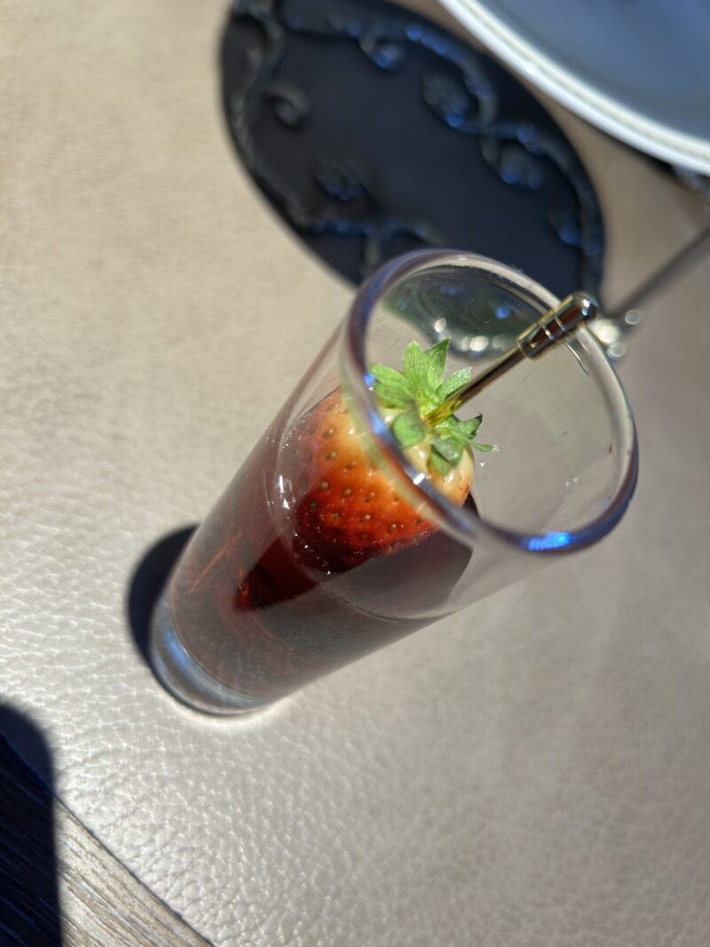 ザ ストリングス 表参道「TAVERN by the green(タバーン・バイ ザ グリーン)」ルビーエレガンスクリスマスアフタヌーンティー ミニアフタヌーンティー付コース 真っ赤なベリーのゼリー1