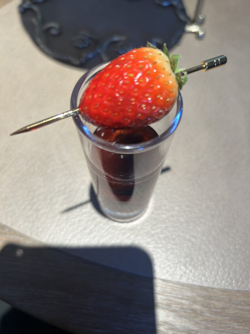 ザ ストリングス 表参道「TAVERN by the green(タバーン・バイ ザ グリーン)」ルビーエレガンスクリスマスアフタヌーンティー ミニアフタヌーンティー付コース 真っ赤なベリーのゼリー2