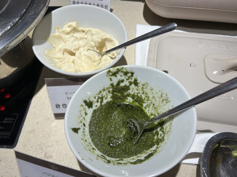 シェラトン・グランデ・トーキョーベイ・ホテルのシェラトンクラブ(クラブラウンジ)「朝食サービス」バジルソース、ビーガンマヨネーズ