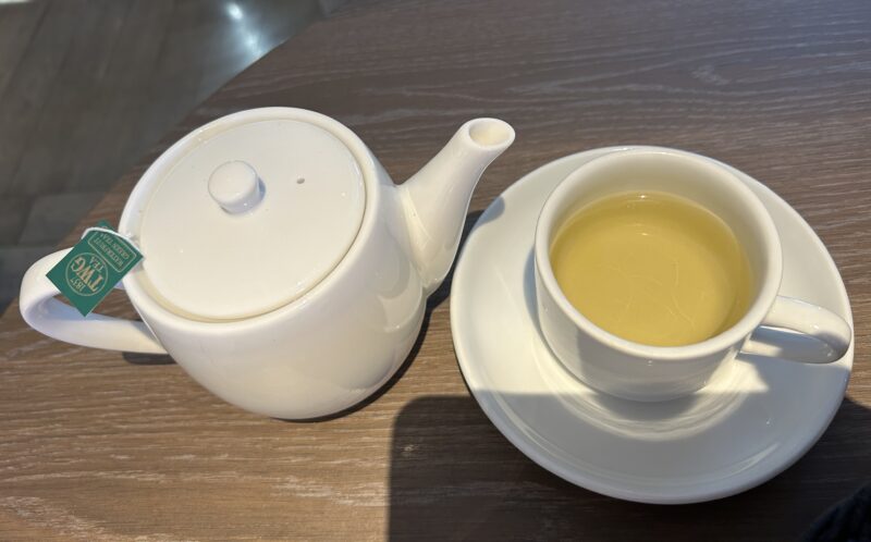 ザ ストリングス 表参道「TAVERN by the green(タバーン・バイ ザ グリーン)」ルビーエレガンスクリスマスアフタヌーンティー ミニアフタヌーンティー付コース ウォーターフルーツグリーンティー